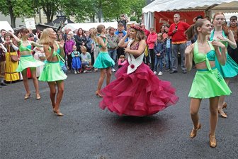 Spontan organisierte Festpremiere soll auf den Lichtensteiner Neumarkt locken - Auf dem Neumarkt wird beim Stadtfest wie bei der Krönung der Rosenprinzessin einiges los sein.