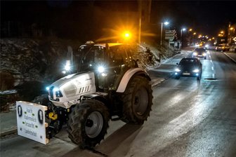 Spontane Aktion: Bauern im Erzgebirge starten Rundfahrt - „Auch Hafermilch braucht Landwirtschaft“ stand auf einem der Plakate bei der Spontan-Rundfahrt am Dienstagabend.