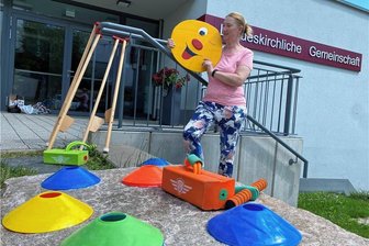 Spontane Straßen- oder Kinderfeste in Reichenbach? Elke Göbel und ihr Team helfen mit Ideen und Ausstattung - Am 14. Juli geben Kirchgasse und Johannisplatz vor der Landeskirchlichen Gemeinschaft die Bühne für das 3. Familien-Straßenfest. Elke Göbel erklärt dort gerne, wie solche Feste über ein Projekt gefördert und unterstützt werden.