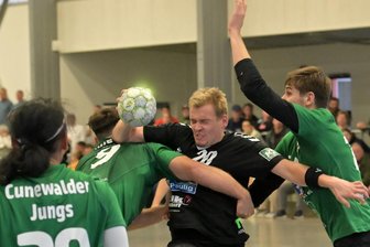 Sport am Wochenende: Erzgebirgsderbys werfen ihre Schatten voraus - Max Briest (in Schwarz) und seine Zwönitzer, hier zuletzt gegen Cunewalde, wollen am Samstag ihren zweiten Heimsieg in dieser Saison einfahren.