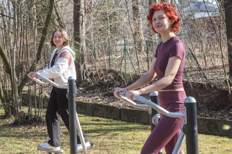 Sport frei im Frei-Otto-Park: „Freie Presse“ testet neuesten Trimm-dich-Pfad von Chemnitz - Bauch, Beine, Po im Grünen? Der Trimm-Dich-Pfad in Chemnitz-Siegmar machts möglich. Joanne Götze und Martha Maul (r.) haben ihn getestet. Hier im Bild auf dem „Spaziergänger“.