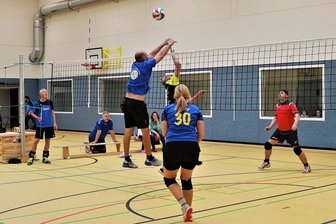 Sport frei in der  nagelneuen Halle von Niederbobritzsch - Zum besonderen Bobritzscher Triathlon gehörte auch Volleyball. Der TV Niederbobritzsch wird künftig die Sporthalle intensiv nutzen.