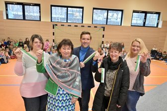 „Sport frei“ in Hartmannsdorf: Grundschüler weihen Turnhalle ein - Bürgermeister Christfried Nicolaus (Mitte) weihte die Turnhalle am Donnerstag mit am Projekt Beteiligten ein.