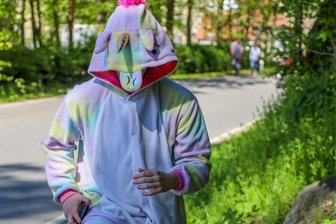 Sport-Gaudi der DLRG-Jugend: Wie viele Stufen hat eigentlich die Schlosstreppe von Sachsenburg? - Erschwerte Bedingungen: Zum 5. Schlosstreppenlauf in Sachsenburg trat Lasse Levinski als Einhorn an.