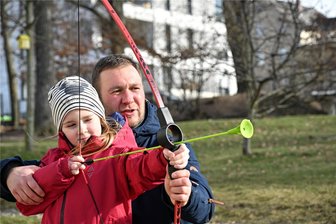 Sport, Handwerk und Herz – männliche Erzieher erobern Hartmannsdorfer Kita - Erzieher Tobias Kluge übt mit Maja aus der zweiten Klasse in den Winterferien in der Kita „Crazy Kids“ in Hartmannsdorf das Pfeil- und Bogenschießen. In der Einrichtung des Freundeskreises „Indira Gandhi“ gibt es zwei Erzieher. Damit liegt die Einrichtung im Trend.