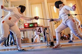 Sport in königlichem Ambiente - Laura-Marie Schlott (SG Medizin Bad Elster, links) hat soeben das 2:0 im Gefecht gegen Susann Schober (SV Halle) gesetzt. Sie gewinnt das Duell mit 5:1 und wird am Ende Turnierdritte.