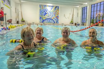 „Sport-Milliarde“: Stadt im Erzgebirge will Schwimmhalle modernisieren - Helga Kunze, Beate Paul, Antje Kadur und Kerstin Meyer (v. l.) warten schon auf den geplanten Umbau der Schwimmhalle „Atlantis“ in Annaberg-Buchholz.