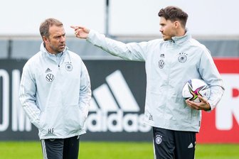 Assistenztrainer Danny Röhl (r) und Bundestrainer Hansi Flick (l) im Gespräch.