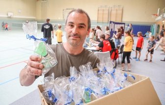 "Sport statt Gewalt": Kinder haben viel Spaß beim Badminton - Heiko Schönherr, der in der Stadt die Sozialarbeit verantwortet, hat viele Preise für die Kinder und jungen Erwachsenen organisiert. Denn jeder Sportler soll belohnt werden.
