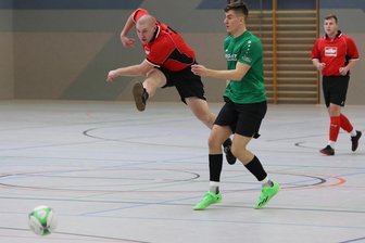 Sport trifft Party und guten Zweck: Warum dieses Hallenmasters im Erzgebirge einzigartig ist - Beim Schwarzenberger Hallenmasters 2024 trafen unter anderem Lukas Galhofer (l.) vom FC Siewillja und Justin Lenhart vom SC Freizeitunfall aufeinander. Das Turnier geht dieses Wochenende in seine neunte Runde.