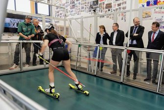 Sport- und Bildungscampus in Oberwiesenthal: Was sagt Sachsens Kultusminister dazu? - Anspruchsvolles Training und moderne Leistungsdiagnostik - Sachsens Kultusminister Christian Piwarz (2. von rechts) zeigte sich bei seinem Besuch in der Eliteschule des Wintersports in Oberwiesenthal beeindruckt. 