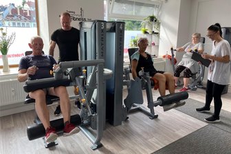 Sport und Seelsorge gleichermaßen: Senioren kommen in Scharen ins Peniger Fitnessstudio „Fit 2 Be“ - Wegen der persönlichen Betreuung durch Andreas Benicke und seine Frau Claudia kommen Bernd Schierak, Bärbel Bahn und Sabine Korschewsky mehrmals in der Woche ins Peniger Fitnessstudio, um an den Geräten zu trainieren.