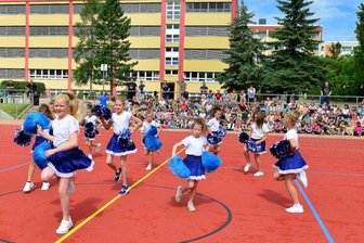 Sport und Spiel ganz nach den Wünschen der Kinder - Zur Einweihung des Sportplatzes der Bernhard-Schmidt-Grundschule in Mittweida zeigte die neue Cheerleadergruppe ihr Können. Rund 630.000 Euro hat die Sanierung der Anlage gekostet. 