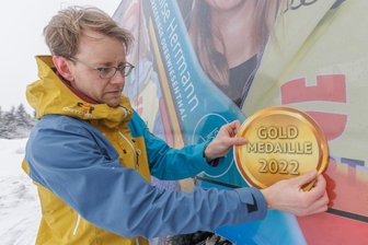 Sport und Wirtschaft stehen bei neuem Projekt im Einklang - Patrick Burkhardt hatte bereits anfang des Jahres gute Karten: Er durfte nach den Olympischen Spielen auf den mit den Konterfeis der Spitzensportler versehenen Bus gleich mehrere Medaillen kleben, die von Athleten des Stützpunkts in Peking gewonnen wurden. Gute Argumente, um zugleich für eine Kooperation mit erzgebirgischen Firmen zu werben.