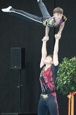 Sportakrobaten aus dem Erzgebirge feiern ihre zwei Goldjungs - Jonny und Tony Herrmann (oben) haben bei der deutschen Meisterschaft auf ganzer Linie überzeugt.