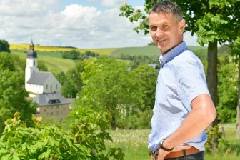 Sportanlage und Depot auf der Liste - Michael Funke an seinem Lieblingsplatz in der Gemeinde - dem Aussichtspunkt oberhalb seines Heimatortes Clausnitz. 