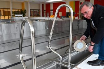 Sportbad bleibt länger als notwendig zu - ABS-Chef André Hahn kontrolliert das Schwimmbecken im Sportzentrum am Taurastein in Burgstädt. 