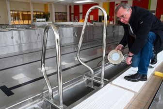 Sportbad bleibt länger zu als nötig - ABS-Chef André Hahn kontrolliert das Schwimmbecken im Sportzentrum am Taurastein in Burgstädt. 