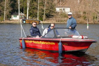 Sportboot-Führerschein heiß begehrt: Praxis nun auch auf Talsperre Kriebstein möglich - An- und Ablegemanöver sind Teil der Ausbildung auf der Talsperre, die am Wochenende unter Anleitung von Fahrlehrer Michael Quosdorf (r.) absolviert wurde.