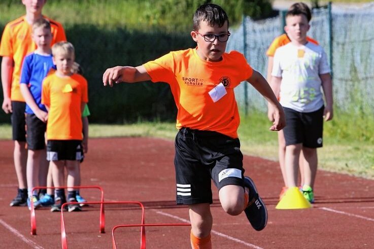Sportfest für die Vorbilder von morgen - Geburtstagskind Enzo Reißig gab beim Minihürdenlauf alles. Die WSG Schwarzenberg-Wildenau begrüßte bei ihrem traditionellen Wettkampf zum Kindertag rund 80 Mädchen und Jungen.