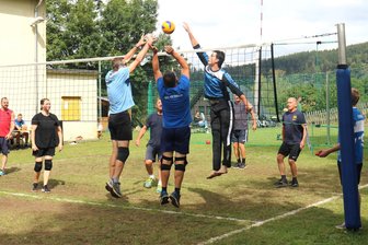 Sportfest in Hennersdorf bei Augustusburg: Wenn Bälle im Akkord fliegen - Zum Hennersdorfer Sportwochenende fliegen die Bälle wieder über das Netz.
