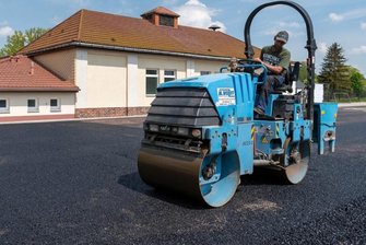 Sportfläche an Erlauer Halle bald in Schuss - Mit Porenasphalt ist dieser Tage der Sportplatz an der Turnhalle in Erlau versehen worden. 