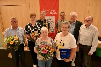 Sportförderpreise gehen an Crimmitschauer Eisschnellläufer und Werdauer Kegler - Drei „Olympia“-Pokale überreichte Werner Beuschel (2. von rechts) bei der Verleihung der Sportförderpreise.