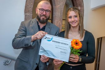 Sportförderung in Mittelsachsen: Wie eine neue Stiftung junge Talente auf ihrem Weg unterstützt - Bei der Sportlerehrung in Mittweida hat Kim Naumann (r.), hier mit KSB-Geschäftsführer Benjamin Kahlert, hat als erste Sportlerin Geld von der neuen Sportstiftung Mittelsachsen bekommen.
