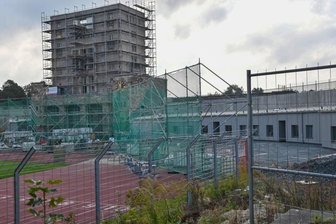 Sportforum-Umbau: Chemnitzer Rathaus in der Kritik - Seit eineinhalb Jahren laufen die Sanierungsarbeiten im Hauptstadion des Sportforums. Zuletzt wurde die denkmalgeschützte Gebäudehülle des Marathonturmes in Angriff genommen. Die Roharbeiten dort sollen bis Jahresende abgeschlossen sein.