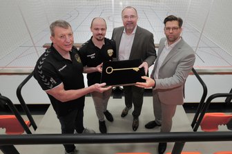 Sportforum Vogtland: Das ist der Betreiber für die neue Plauener Supersporthalle - OB Steffen Zenner (2. von rechts) hat am Mittwoch im Beisein seines Juristen Sascha Giller (rechts) symbolisch den Schlüssel des Sportforums an den SV 04 Oberlosa übergeben.