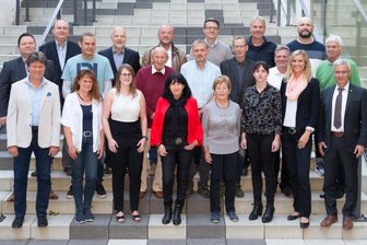 Sportfunktionäre erhalten Ehrung - 20 der 29 nominierten Ehrenamtler erschienen am Mittwoch im Landratsamt auf Einladung von Landrat Rolf Keil (vorn rechts) und vom Präsidenten des Kreissportbundes Steffen Fugmann (vorn links). 