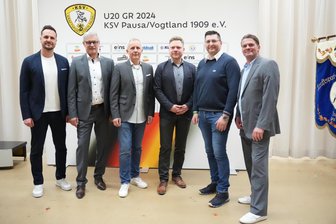 Sportgala des KSV Pausa: Ringer tauschen Trikots gegen Holzfällerhemden und Lederhosen - Die Ringer des KSV Pausa konnten bei ihrer Gala am Samstagabend hochkarätige Gäste aus Sport und Politik begrüßen: (von links) Leiter Stabsstelle Sport im Landratsamt Jan Rodewald, 1. Vorstand des KSV Ulrich Leithold, 2. Vorstand des KSV Andreas Seidel, Bürgermeister Michael Pohl, Landrat Thomas Hennig, Präsident des KSV Pausa André Wetzel.
