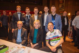 Sportgala Vogtland 2025: Von prominenten Gästen, einem Schreckmoment im Rahmenprogramm und Groupies aus China - Die Ehrengäste bei der Sportgala Vogtland 2025. Hinten von links: Max Heß, Hannes Herrmann, Eric Frenzel, Ovidiu Ionescu, Erik Schreyer. Vorne von links: Henry Glaß, Heike Drechsler und Frank Albert.