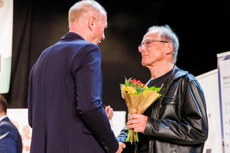 Sportgala Vogtland: Fußball-Ikone würdigt vogtländische Ehrenamtler - Ex-Torhüter Perry Bräutigam (links) überbringt Glückwünsche an Dietrich Setzpfandt vom LATV Plauen.