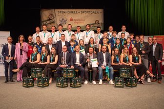Sportgala Vogtland: Warum die „Mannschaft des Jahres 2024“ ihre Auszeichnung verschlafen hat - Die vier Vertreter des siegreichen VFC Plauen (vorn Mitte) werden vom zweitplatzierten Auerbacher Cheerleaderteam eingerahmt. In den weißen Hemden sind die drittplatzierten Plauener Wasserballer zu sehen.