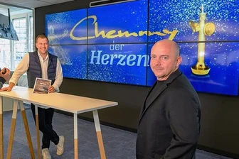 Sportgeist in schweren Zeiten: "Chemmy der Herzen" verliehen - "Chemmy"-Moderator René Kindermann (hinten) und "Freie Presse"- Sportredakteur Thomas Reibetanz (rechts)
