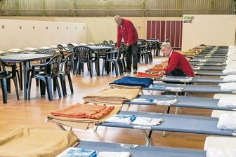 Sporthalle der Bereitschaftspolizei in Chemnitz erstmalig mit Asylbewerbern belegt - Mitarbeiter des DRK Chemnitz hatten bereits im September 2014 die frühere Sporthalle der Bereitschaftspolizei für die Aufnahme von Asylbewerbern vorbereitet.