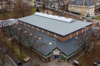 Sporthalle in Rodewisch öffnet Ende Februar wieder - Das  aus den 1990er Jahren stammende Gebäude wird derzeit energetisch saniert. 