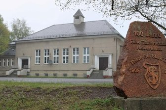 Sporthalle Niederwiesa: Gemeinderat vor Entscheidung - Die alte Sporthalle sieht repräsentativ aus, hat aber eine schlechte Akustik und keinen zeitgemäßen Brandschutz. 
