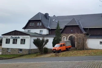 Sporthalle Raschau – ein Sanierungsfall seit Jahrzehnten und aktuell auch wieder ein Streitfall - Die Sporthalle in Raschau ist seit Jahren in einem desolaten Zustand. Das Objekt ist kalt und feucht.