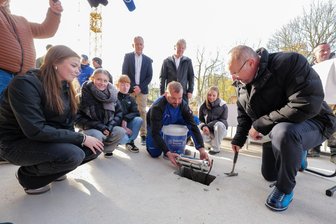 Sporthallen-Neubau im Plauener Osten: Schüler verewigen Wünsche in Beton - Mit Jugendlichen, Schulleiter Andreas Seidel (hinten links) und Architekt Hermann Thoma versenkte OB Steffen Zenner die Zeitkapsel.