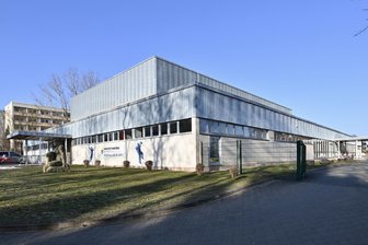Sporthallen-Neubau in Zwickau: Unterlegener Bieter zieht Nachprüfungsantrag zurück - Die alte Sporthalle in Neuplanitz ist in einem schlechten Zustand.