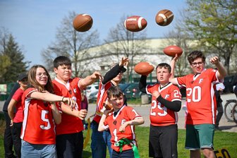 Sportjugendtag in Chemnitz: Zwischen Golfschläger und Taucherflossen – nur kein Fußball - Der „Flag Knights“ Nachwuchs zeigt, dass Football nicht aggressiv sein muss.