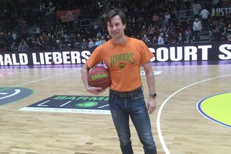 Sportlehrer gelingt 5000-Euro-Wurf von der Mittellinie -