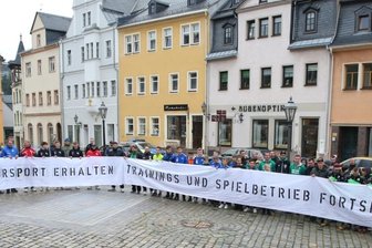 Sportler appellieren an Politiker - Unter dem Motto "Amateursport ist kein privates Treffen" haben Fußballvereine aus der Region am Sonnabend in Schwarzenberg um die Fortsetzung des Spiel- und Trainingsbetriebs gekämpft.