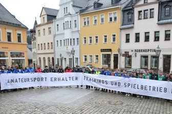 Sportler aus dem Erzgebirgskreis appellieren an Politiker - Unter dem Motto "Amateursport ist kein privates Treffen" haben Fußballvereine aus der Region am Sonnabend in Schwarzenberg um die Fortsetzung des Spiel- und Trainingsbetriebs gekämpft.
