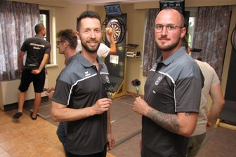 Sportler aus Geringswalde endlich mit eigenem Domizil - Eric Schneiderheinze (l.) und Christopher Johne, die zu den Gründungsmitgliedern der Abteilung Steeldart gehören, schätzen die guten Bedingungen in Aitzendorf.