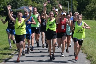 Sportler genießen tolle Strecke - Eine der der Gruppen des Städtelaufs kurz vor dem Zieleinlauf in Hof. 