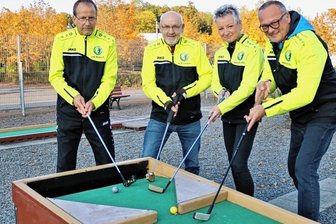 Sportler helfen bei Sanierung tatkräftig mit - Helfen bei der Sanierung der Minigolfanlage in Flöha mit: Thomas Engel, Daniela May, Heinz Langner und Uwe Rennert (v.r.).