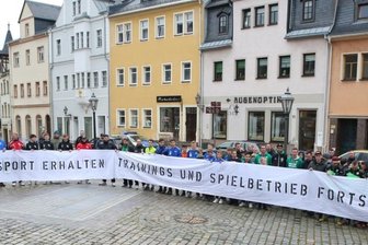 Sportler hoffen, dass ihnen erneuter Stillstand erspart bleibt - In einigen sächsischen Städten haben Sportler ein Zeichen gesetzt - unter anderem in Schwarzenberg. Unter dem Motto "Amateursport ist kein privates Treffen" kämpfen Fußballvereine aus der Region um die Fortsetzung des Spiel- und Trainingsbetriebs. 